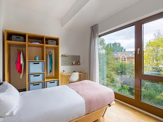 Luminous double bedroom in a 4-bedroom apartment in Westend-Süd