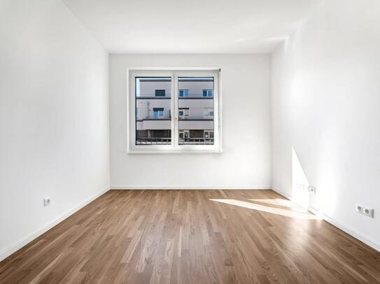 Unfurnished 2-bedroom apartment with loggia within walking distance of Karlshorst train station