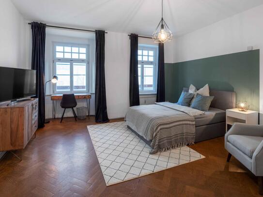 Single bedroom in a stunning 5 bedroom apartment close by Viktualienmarkt