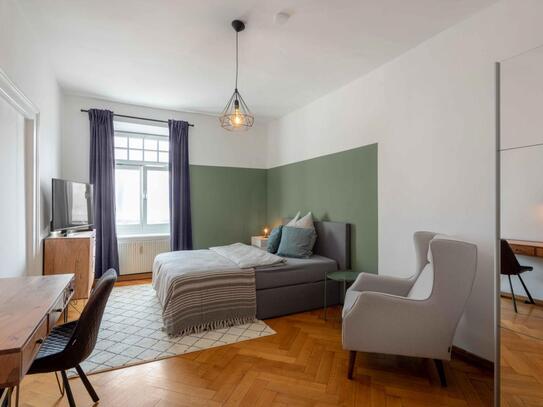 Single bedroom in a stunning 5 bedroom apartment close by Viktualienmarkt