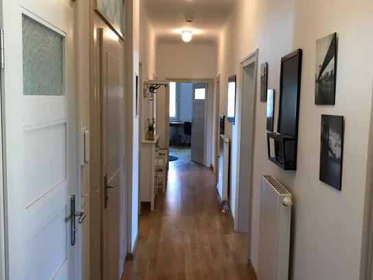 Bright single bedroom with TV close to Rathaus