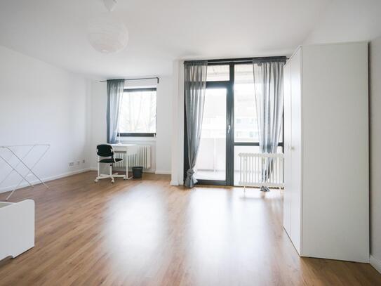 Wide single bedroom in a 4-bedroom apartment near Elbruchstraße train station