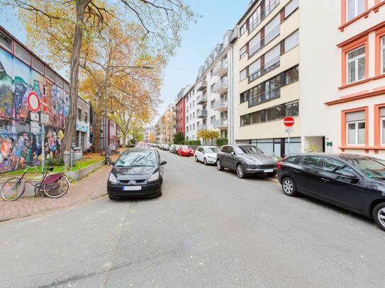 Pleasant single bedroom with TV in a 6-bedroom apartment