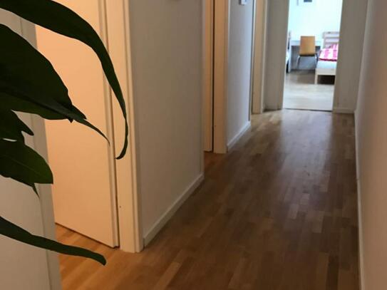 Single bed in a twin bedroom in Schöneberg