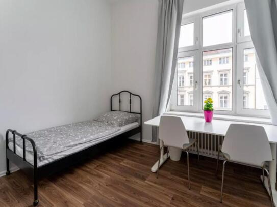 Bed in a triple bedroom, not far from Großer Tiergarten