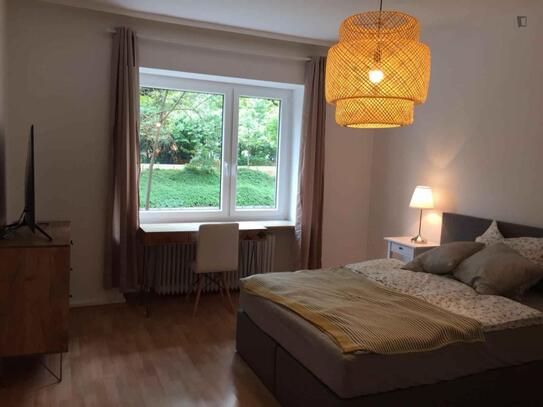 Bright double bedroom with TV in Bornheim/Ostend