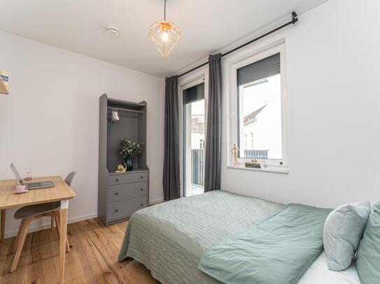 Bright double bedroom with a balcony, near the Hohenzollerndamm train station