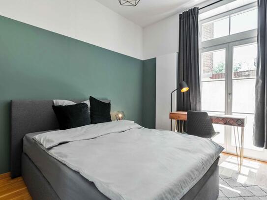 Stunning single bedroom in a 3 bedroom apartment in Altstadt-Lehel