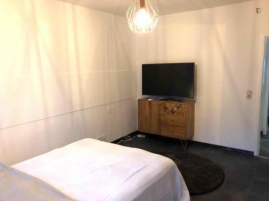 Comfortable single bedroom near Barbarossaplatz