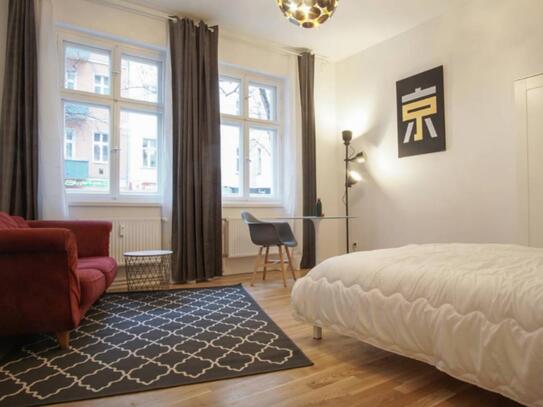 Spacious double bedroom in 3-bedroom apartment