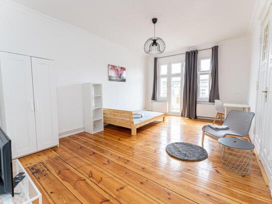 Spacious double bedroom in a 3 bedroom apartment in Neukölln