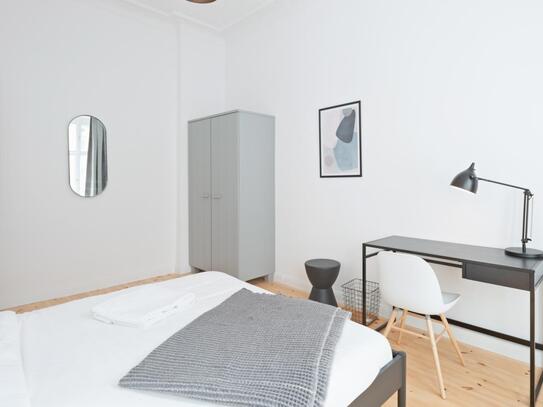 Tasteful single bedroom near S-/U-Bahn station