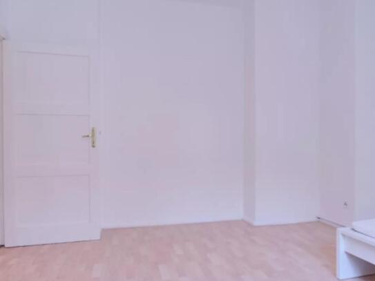 Charming single bedroom in a 3-bedroom apartment near U Grenzallee (Berlin) transport stop