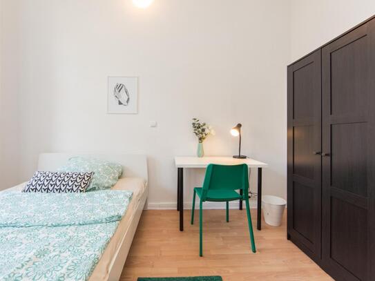 Comfy double bedroom near Heidelberger Platz transport station