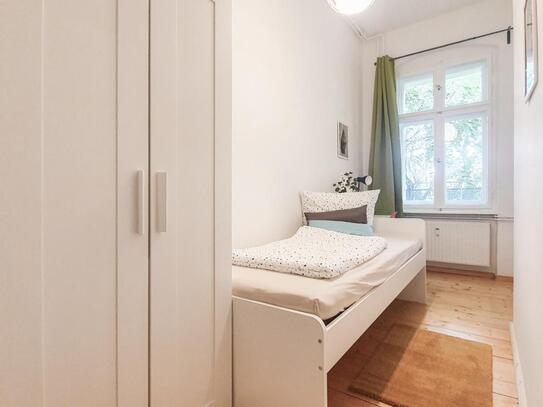 Bright single bedroom near U Osloer Straße transport station