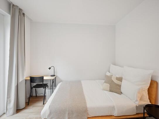 Neat double bedroom close to Heinrich-Heine-Straße metro station