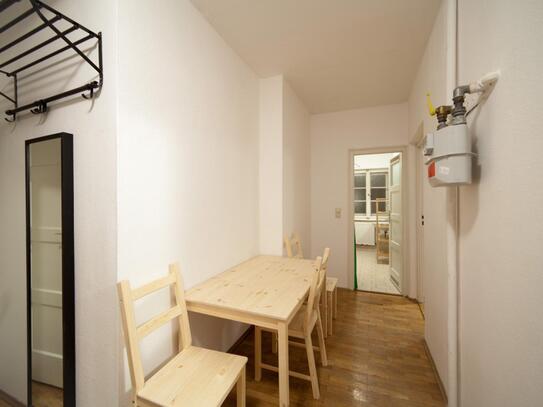 Single bedroom in a student flat, near Englischer Garten