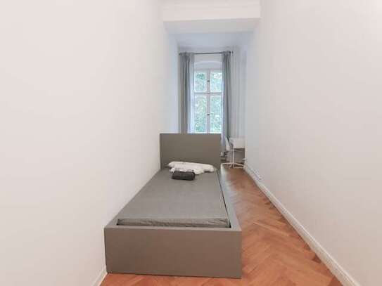 Zimmer zu vermieten in Wohnung mit 6 Schlafzimmern in Berlin