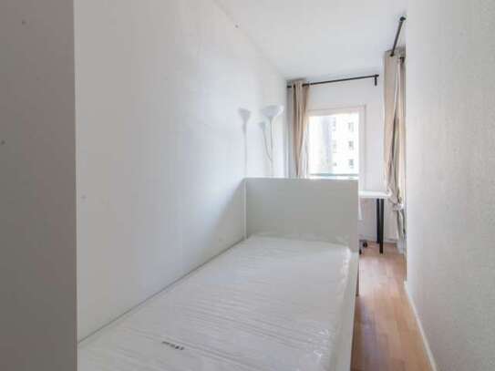 Schickes Zimmer in 4-Zimmer-Wohnung in Friedrichshain, Berlin