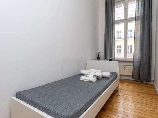 Zimmer zu vermieten in einer Wohnung mit 3 Schlafzimmern in Berlin