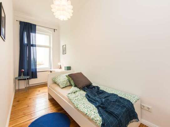 Zimmer zu vermieten in Wohnung mit 5 Schlafzimmern in Britz, Berlin