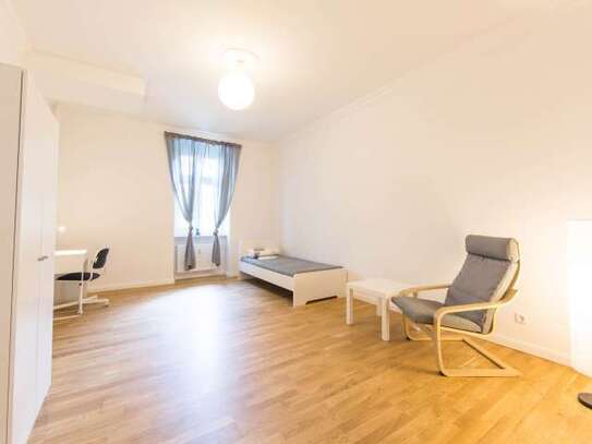 Zimmer zu vermieten in einer Wohnung mit 3 Schlafzimmern in Berlin