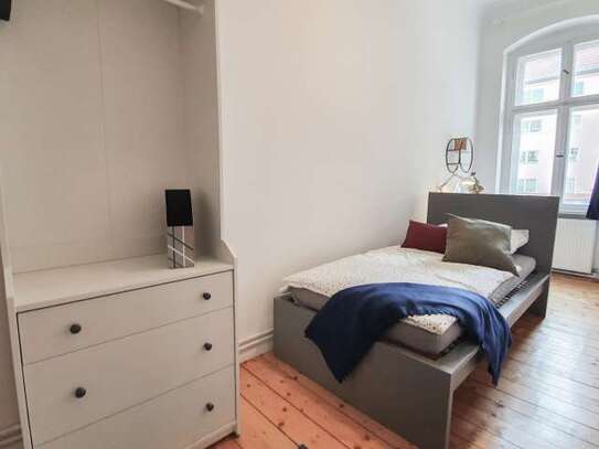 Zimmer zu vermieten in einer Wohnung mit 7 Schlafzimmern in Berlin