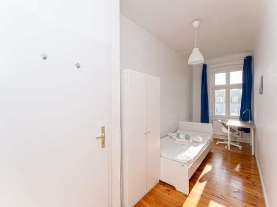 Zimmer zu vermieten in einer Wohnung mit 7 Schlafzimmern in Berlin