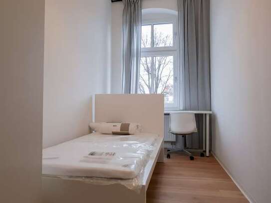 Zimmer in Wohnung mit 6 Schlafzimmern Mitte, Deutschland