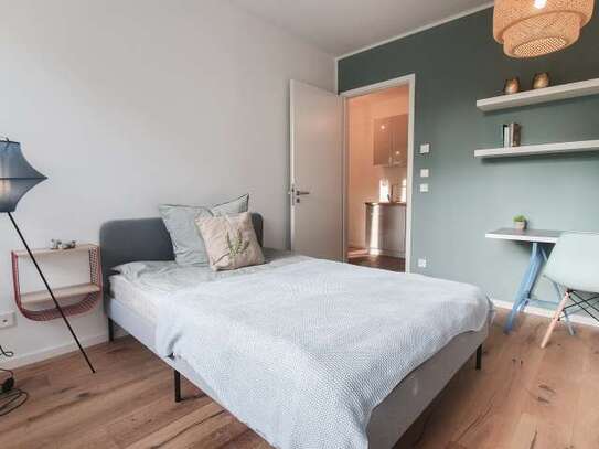 Zimmer zu vermieten in einer Wohnung mit 3 Schlafzimmern in Berlin