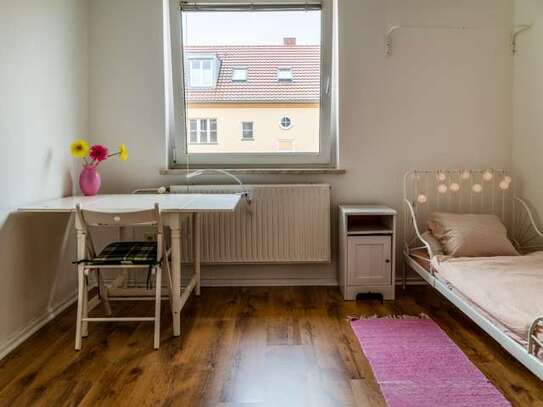 Zimmer zu vermieten in einer Wohnung mit 2 Schlafzimmern in Berlin