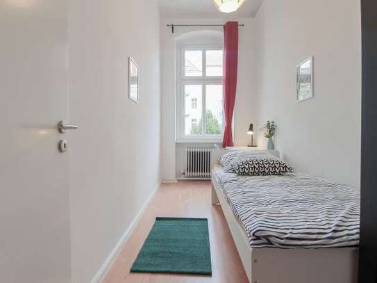 Zimmer zu vermieten in Wohnung mit 6 Schlafzimmern in Berlin