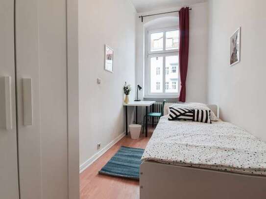 Zimmer zu vermieten in Wohnung mit 6 Schlafzimmern in Berlin