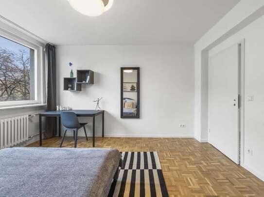 Zimmer zu vermieten in möblierter 4-Zimmer-Wohnung in Berlin