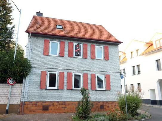 Entkerntes Fachwerkaus mit Nebengebäuden und Garten in Maintal Hochstadt