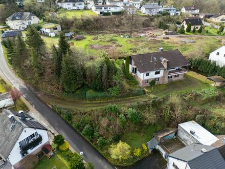 Solides Ein- bis Dreiparteienhaus in Höhenlage von Kyllburg.