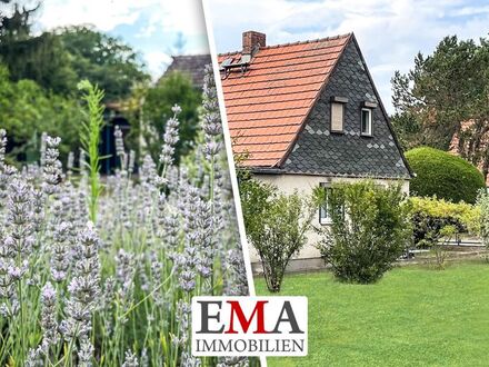 Doppelhaushälfte mit großem Grundstück wartet auf Ihre kreativen Sanierungsideen!