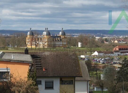 Gepflegtes 3 Familienhaus mit Garten und Garagen