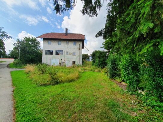 Großes sonniges zentral gelegenes Grundstück mit Altbestand zu Verkaufen.