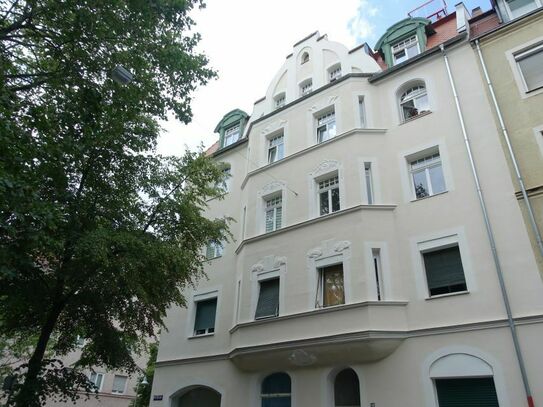 Altbauwohnung mit Balkon in ruhiger Lage