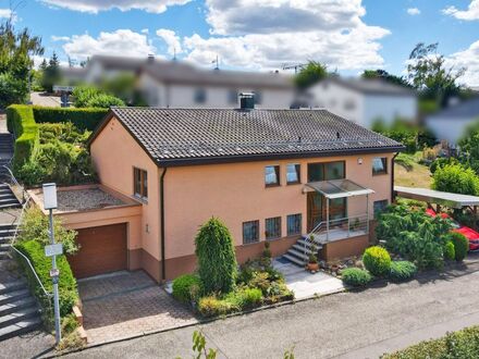 Freistehendes Einfamilienhaus mit Garten, Garage und Carport