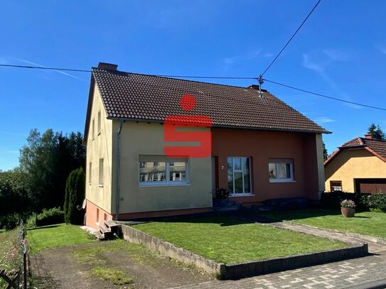 Einfamilienhaus mit Garage und weitläufigem Grundstück