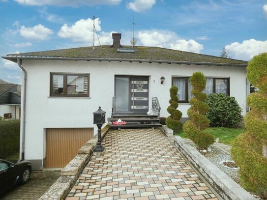 Wohnen im Bungalow-Stil in sonniger Ortsrandlage mit Garten, Garage, Stellplätzen und 2 Freisitzen!