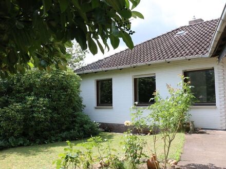 Nienburg-ebenerdiger Bungalow in stadtnaher Lage mit Garage, Vollkeller und idyllischem Garten!