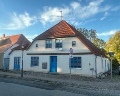 Ein ehemaliges Kapitänshaus wird als teil modernisiertes Mehrfamilienhaus mit großzügigem Grundstück in Garz auf der In…