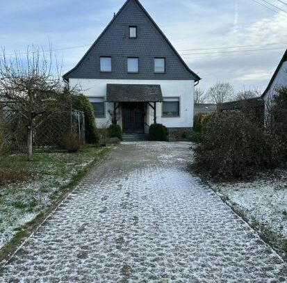Großzügiges Einfamilienwohnhaus (ehem. Schulgebäude) in ruhiger Ortslage der Hunsrückgemeinde Altstrimmig