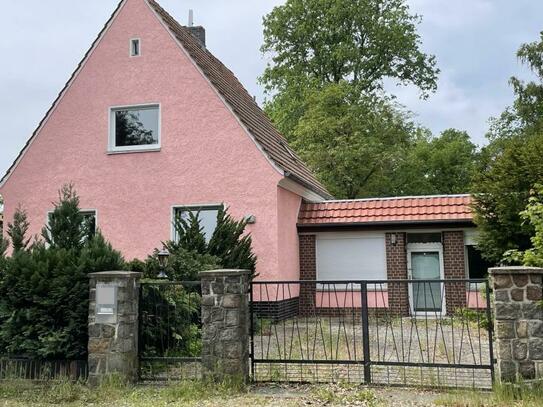 Eichwalde - Einfamilienhaus mit Einliegerwohnung, großzügigem Naturgarten und mehreren Nebengebäuden