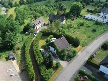 Ländliches Anwesen mit drei Wohnhäusern und zusätzlichem Bauland in der Eifel