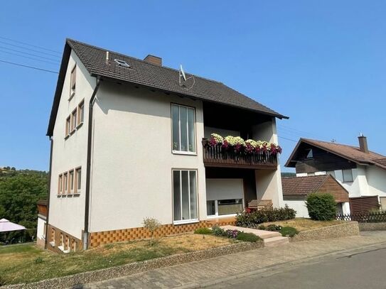 Gepflegte Erdgeschosswohnung mit Terrasse und Balkon