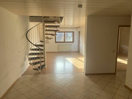 SOFORT BEZUGSFREI! Sehr geräumige lichtdurchflutete 4-Zi-Maisonette-Wohnung inkl. Balkon, Carport